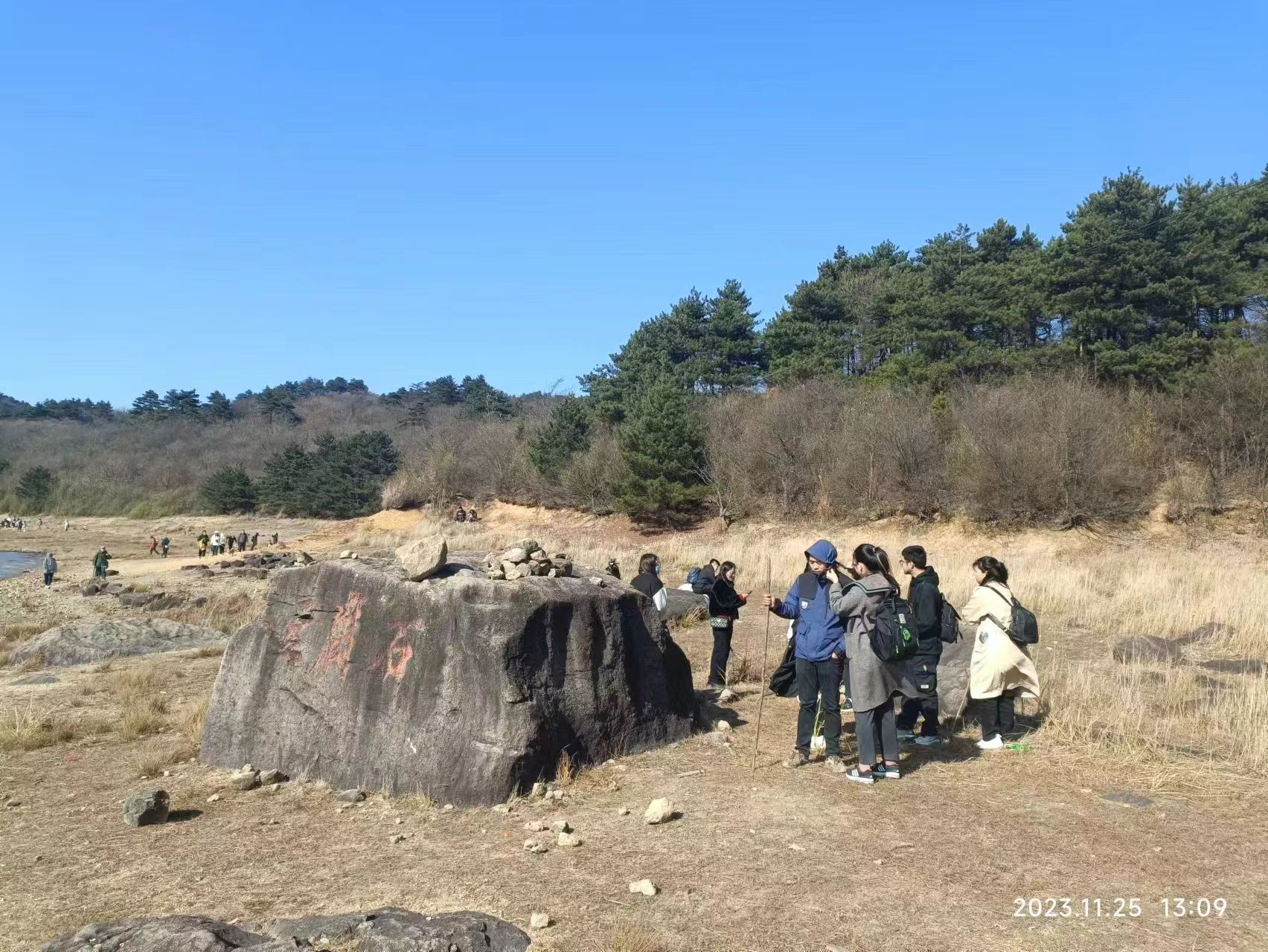 Los empleados de Hangzhou Antigenne Technology Co., Ltd pasan momentos felices con Petst:Las actividades de senderismo y excursionismo en el Camino Antiguo de Wuyue
